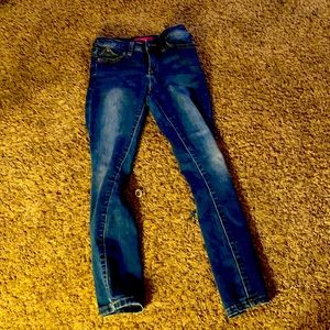 I am selling a bluish whitish good Jean